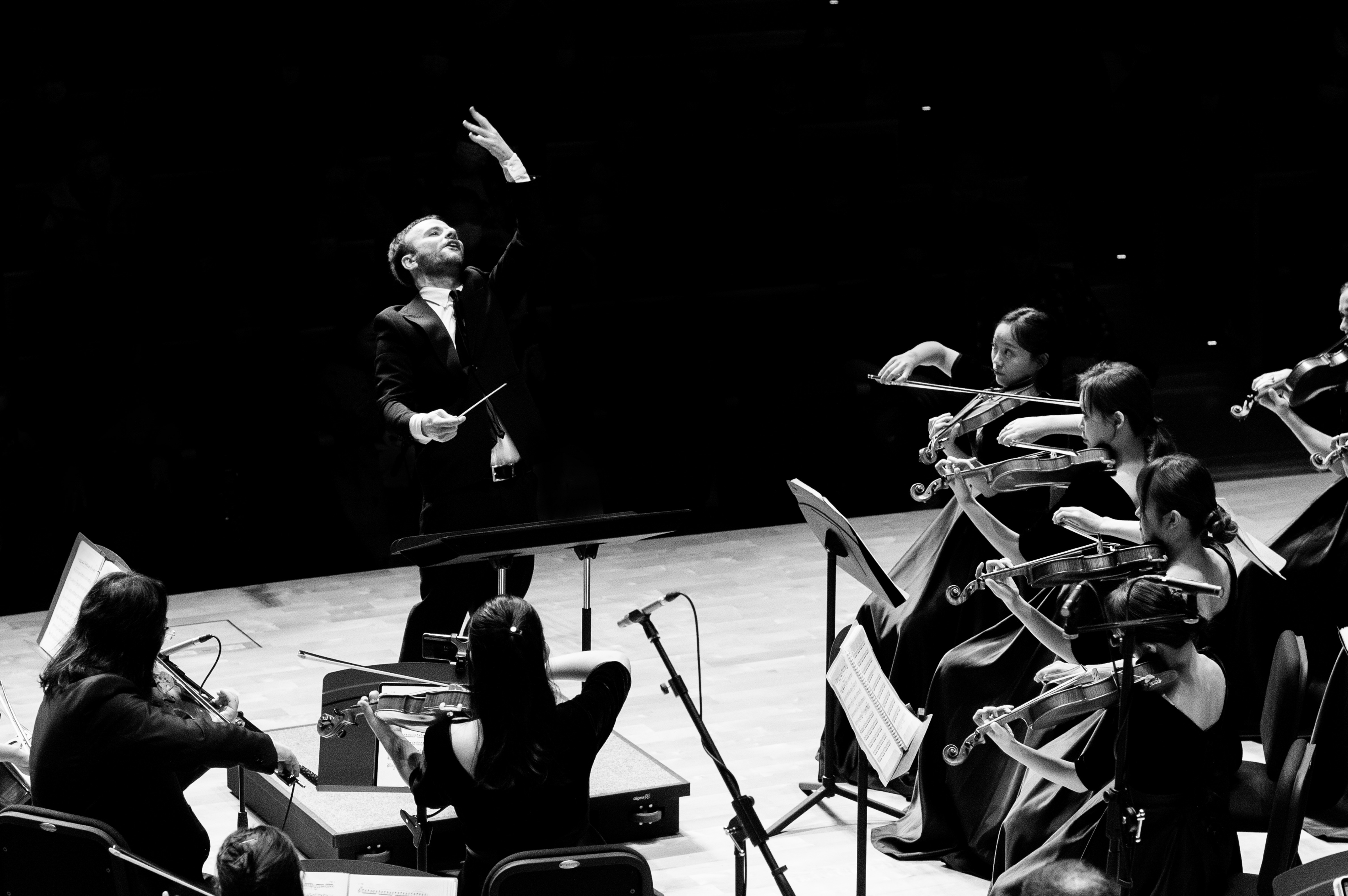 Roberto Fiore conducting with baton