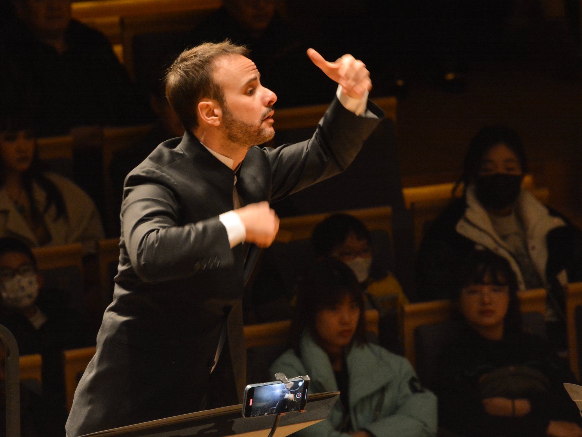 Roberto Fiore directing the orchestra